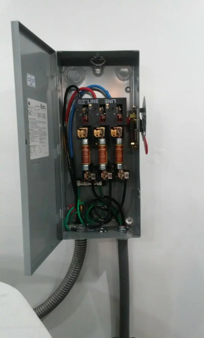Three-phase disconnect switch installed for Smoke Detector Installation in San Pablo